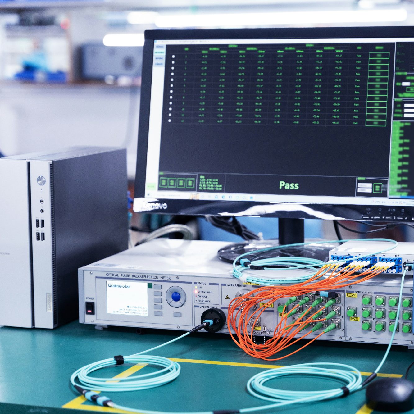 Messplatz mit Testequipment und Messkabeln – IT/OT-Security für Messtechnik und Automatisierung