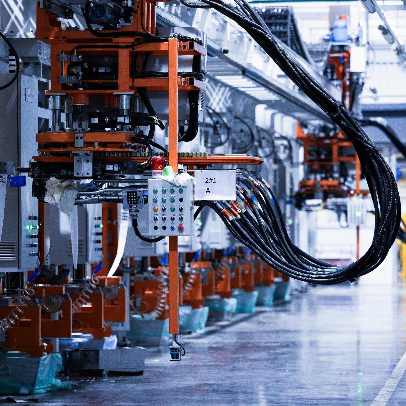 Automatisierte Fertigungslinie mit Industrierobotern – Netzwerksicherheit für Produktion und Maschinenbau