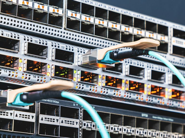 Netzwerksicherheit, Firewall-Infrastruktur & Secure Remote Access Patchpanel mit Netzwerkkabeln – Netzwerksicherheit und Firewall-Infrastruktur