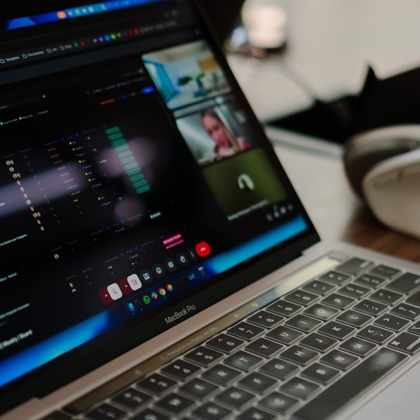 Laptop mit Video-Konferenz – Remote-Beratung bundesweit
