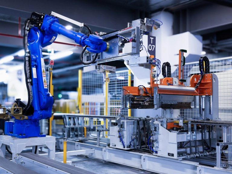 OT-Security für Produktionsanlagen Industrieroboter in Fertigungszelle – OT-Security für Produktionsanlagen