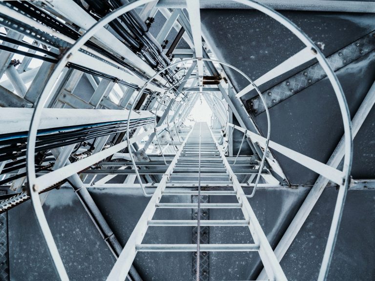 NIS-2-Compliance und KRITIS-Beratung Industrielle Infrastruktur – NIS-2-Compliance und KRITIS-Beratung